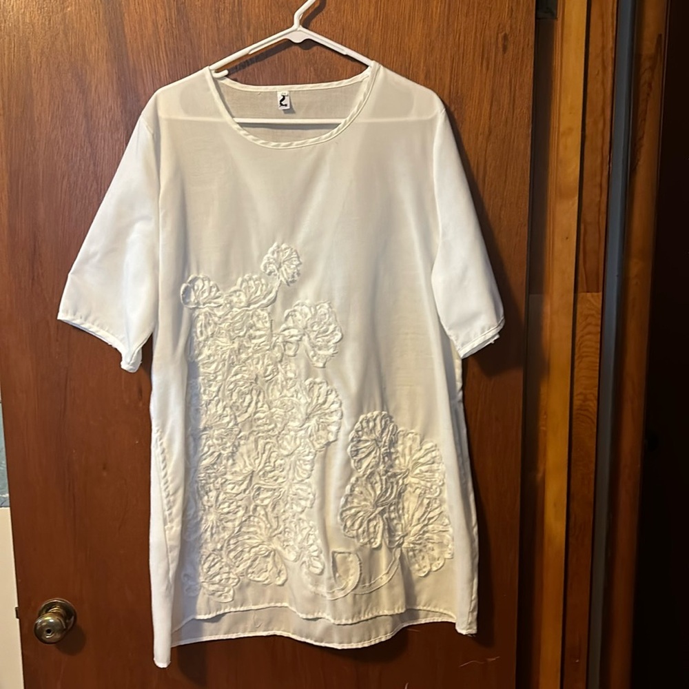 Women’s white silk short sleeve dress